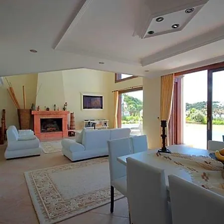 Bodrum Sleeps 10 Pool Air Con