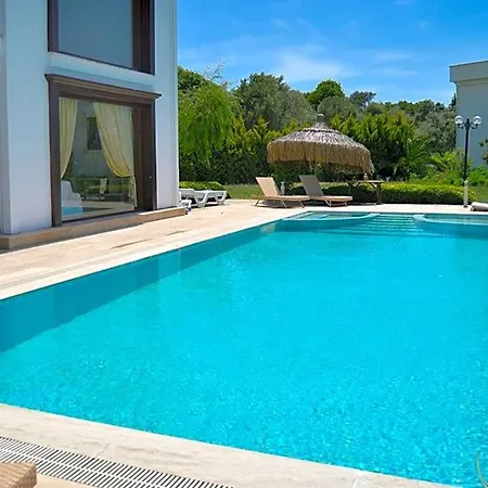 Bodrum Sleeps 10 Pool Air Con *
